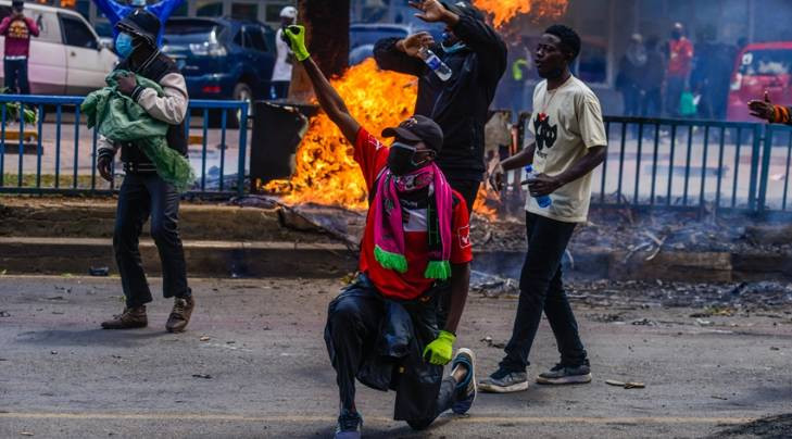 Halk protesto etti. Vergi artışından vazgeçildi - Resim: 23